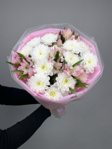 Розово‑белый букет из белых кустовых хризантем и светло‑розовых альстромерий в розовой упаковке