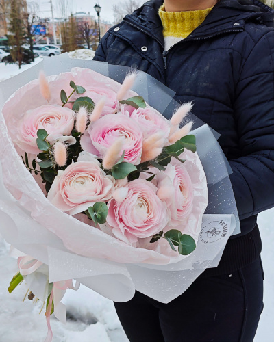 7 розовых ранункулюсов