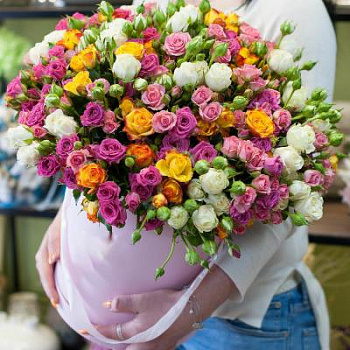 композиция 45 разноцветных кустовых роз