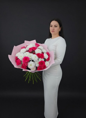 Фуксия и снег - Розовые кустовые розы и белые хризантемы, 
